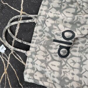 ALO Yoga Gray Tote Bag Sleek Durable Design